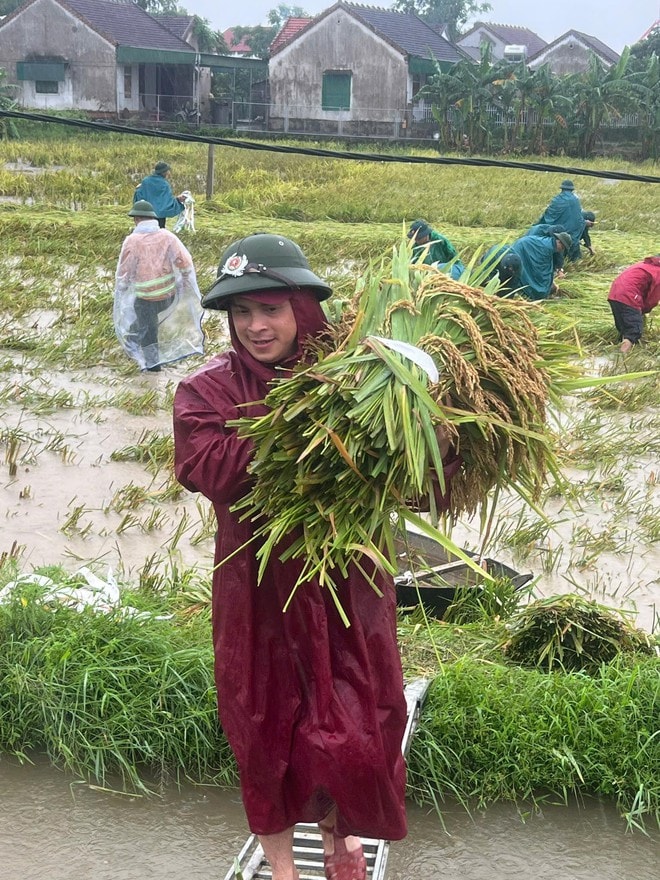 Công an, bộ đội dầm mưa giúp dân cứu lúa sau dông lốc ở Nghệ An- Ảnh 5.