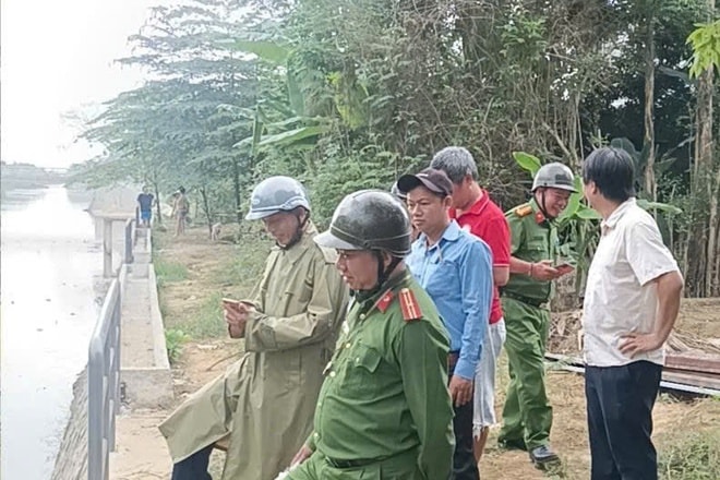 Cơ quan chức năng vào cuộc vụ người đàn ông đổ hàng loạt vỏ chai bia xuống sông ở Huế- Ảnh 2. Cơ quan chức năng vào cuộc vụ người đàn ông đổ hàng loạt vỏ chai bia xuống sông ở Huế- Ảnh 2.
