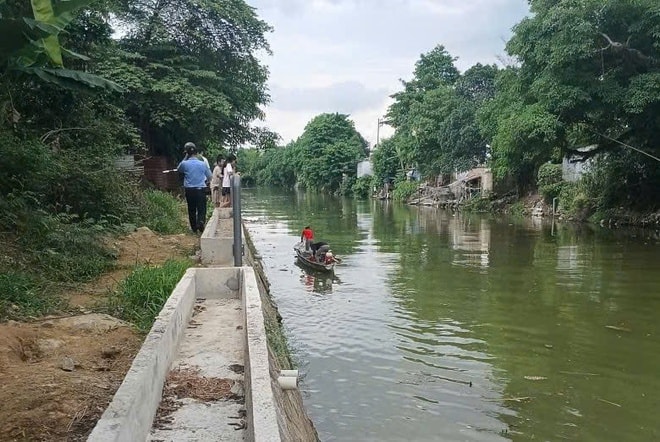 Cơ quan chức năng vào cuộc vụ người đàn ông đổ hàng loạt vỏ chai bia xuống sông ở Huế- Ảnh 3. Cơ quan chức năng vào cuộc vụ người đàn ông đổ hàng loạt vỏ chai bia xuống sông ở Huế- Ảnh 3.