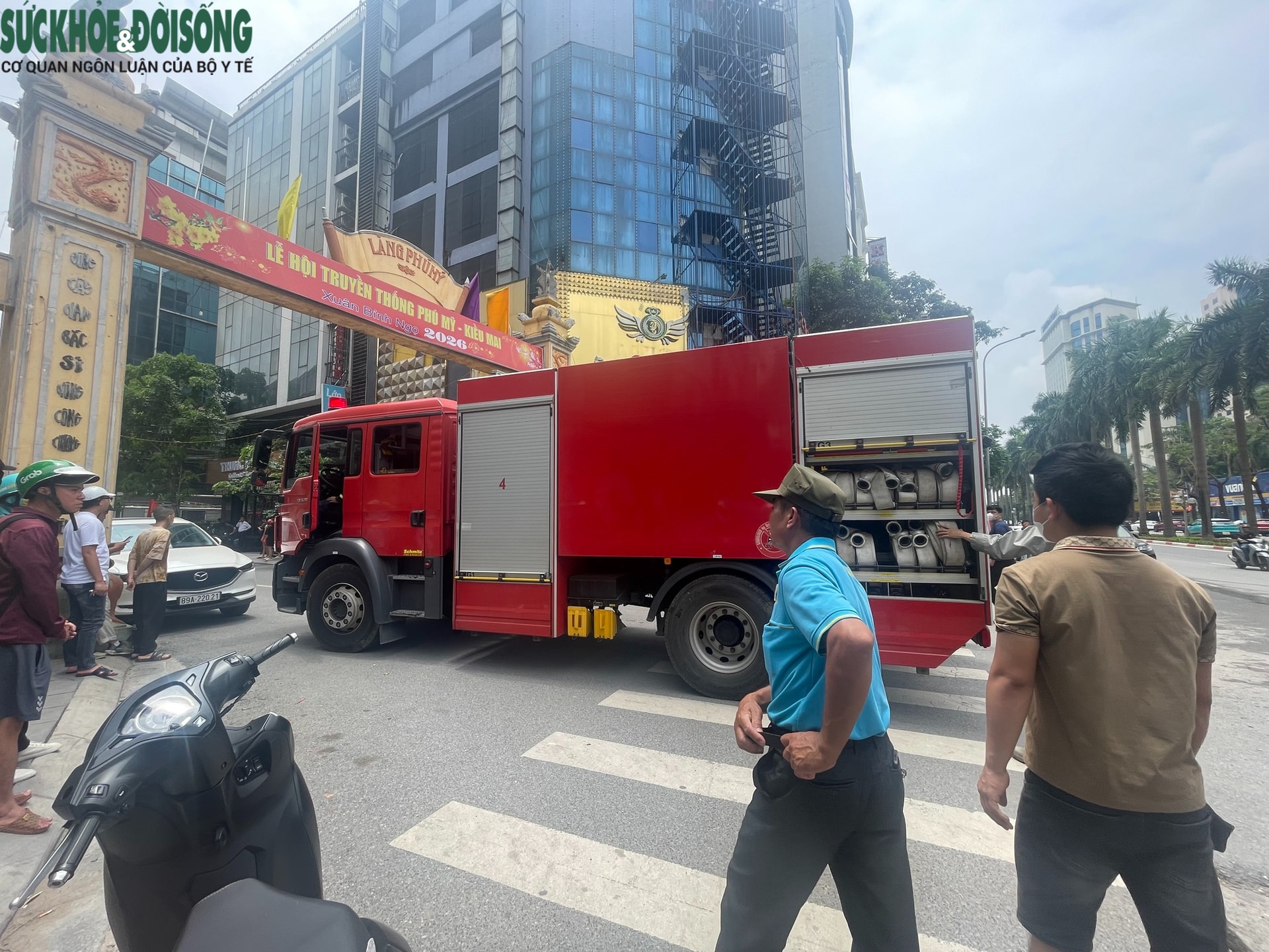 Cháy lớn trên đường Phú Mỹ, Hà Nội- Ảnh 2. Cháy lớn trên đường Phú Mỹ, Hà Nội- Ảnh 2.