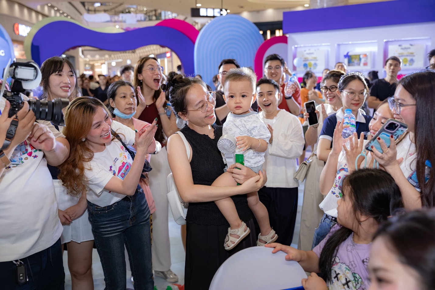 'Ngày hội thôi nôi' quy tụ hàng trăm gia đình, hướng tới xác lập kỷ lục Việt Nam- Ảnh 1. 'Ngày hội thôi nôi' quy tụ hàng trăm gia đình, hướng tới xác lập kỷ lục Việt Nam- Ảnh 1.