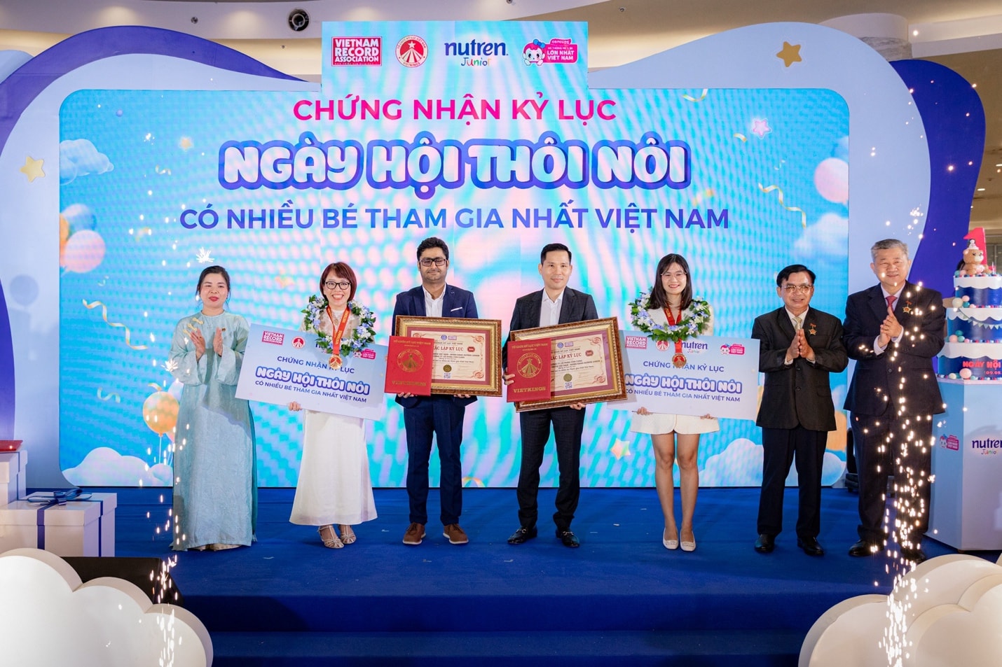 'Ngày hội thôi nôi' quy tụ hàng trăm gia đình, hướng tới xác lập kỷ lục Việt Nam- Ảnh 3. 'Ngày hội thôi nôi' quy tụ hàng trăm gia đình, hướng tới xác lập kỷ lục Việt Nam- Ảnh 3.