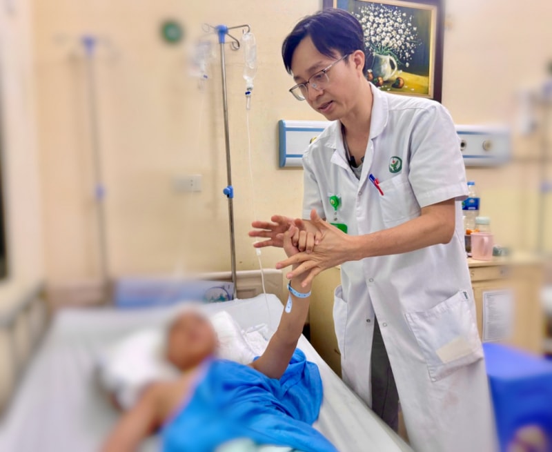 Bé trai nhập viện cấp cứu khẩn do bị dao cắm vào đầu trong lúc chơi đùa- Ảnh 3. Bé trai nhập viện cấp cứu khẩn do bị dao cắm vào đầu trong lúc chơi đùa- Ảnh 3.