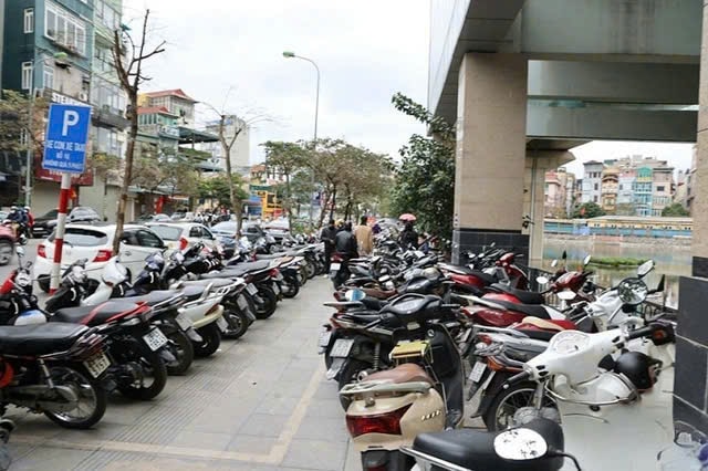 Hà Nội chính thức tăng phí sử dụng vỉa hè để trông xe - Ảnh 2. Hà Nội chính thức tăng phí sử dụng vỉa hè để trông xe - Ảnh 2.