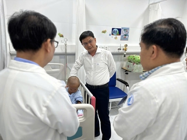 Bé 2 tuổi bị mẹ và cha dượng bạo hành được trao giấy khai sinh tại bệnh viện- Ảnh 1. Bé 2 tuổi bị mẹ và cha dượng bạo hành được trao giấy khai sinh tại bệnh viện- Ảnh 1.