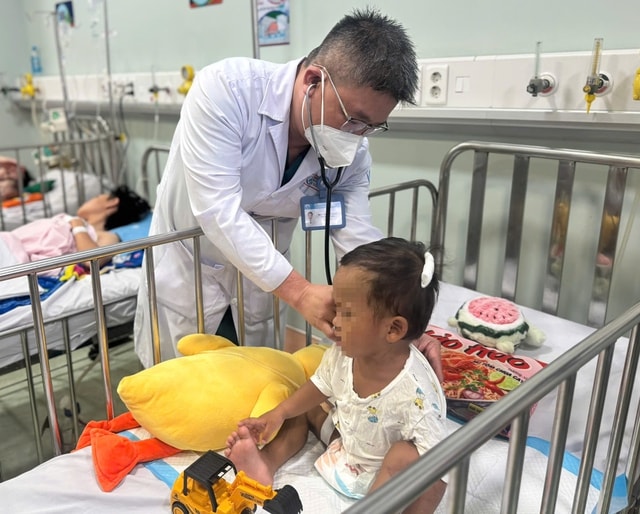 Bé 2 tuổi bị mẹ và cha dượng bạo hành được trao giấy khai sinh tại bệnh viện- Ảnh 3. Bé 2 tuổi bị mẹ và cha dượng bạo hành được trao giấy khai sinh tại bệnh viện- Ảnh 3.