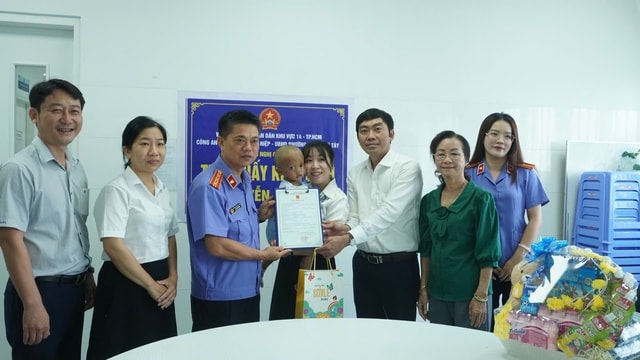 Bé 2 tuổi bị mẹ và cha dượng bạo hành được trao giấy khai sinh tại bệnh viện- Ảnh 2. Bé 2 tuổi bị mẹ và cha dượng bạo hành được trao giấy khai sinh tại bệnh viện- Ảnh 2.