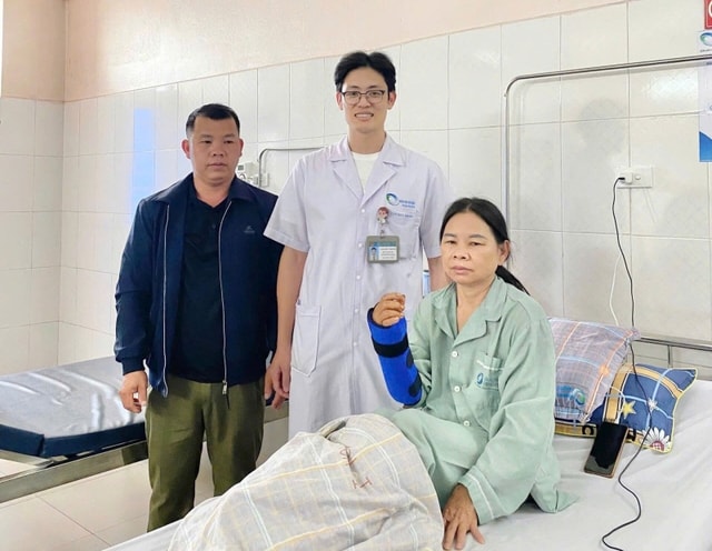 Vi phẫu cứu bàn tay gần đứt rời do tai nạn nổ bình khí nén- Ảnh 2. Vi phẫu cứu bàn tay gần đứt rời do tai nạn nổ bình khí nén- Ảnh 2.