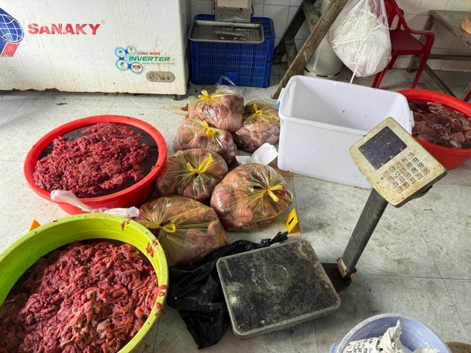 Ngâm thịt lợn vào hóa chất để 'biến' thành thịt bò, 2 đối tượng thu hơn 9 tỷ đồng- Ảnh 2. Ngâm thịt lợn vào hóa chất để 'biến' thành thịt bò, 2 đối tượng thu hơn 9 tỷ đồng- Ảnh 2.