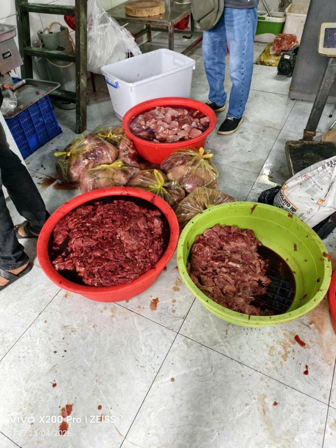 Ngâm thịt lợn vào hóa chất để 'biến' thành thịt bò, 2 đối tượng thu hơn 9 tỷ đồng- Ảnh 4. Ngâm thịt lợn vào hóa chất để 'biến' thành thịt bò, 2 đối tượng thu hơn 9 tỷ đồng- Ảnh 4.