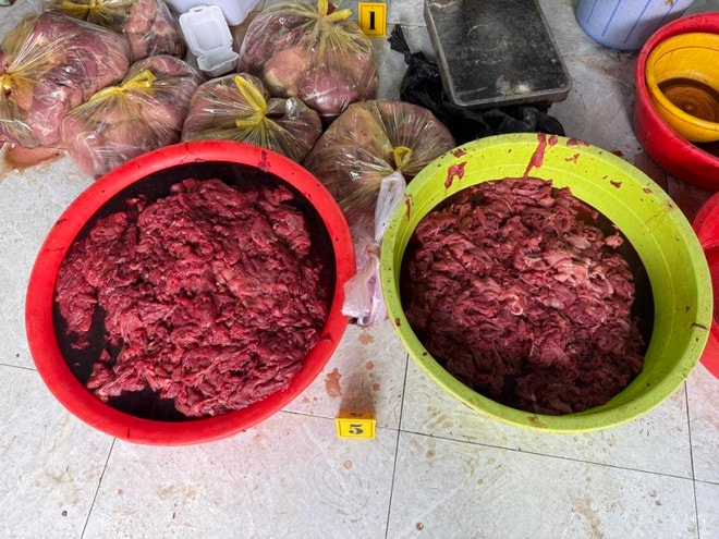 Ngâm thịt lợn vào hóa chất để 'biến' thành thịt bò, 2 đối tượng thu hơn 9 tỷ đồng- Ảnh 3. Ngâm thịt lợn vào hóa chất để 'biến' thành thịt bò, 2 đối tượng thu hơn 9 tỷ đồng- Ảnh 3.