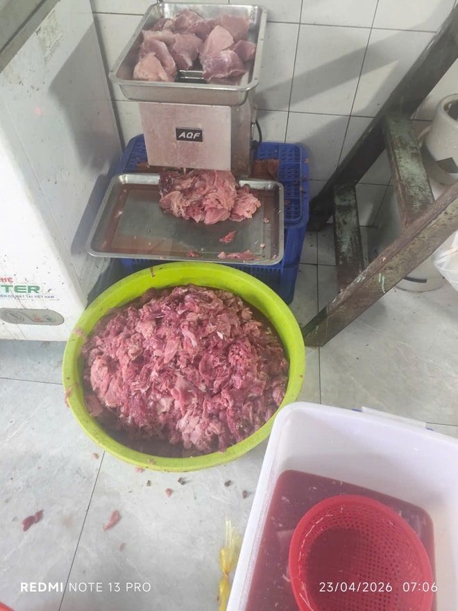 Ngâm thịt lợn vào hóa chất để 'biến' thành thịt bò, 2 đối tượng thu hơn 9 tỷ đồng- Ảnh 5. Ngâm thịt lợn vào hóa chất để 'biến' thành thịt bò, 2 đối tượng thu hơn 9 tỷ đồng- Ảnh 5.