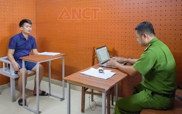 Phát hiện thi thể đang phân hủy trong phòng trọ, bắt giữ nam thanh niên 21 tuổi ở Cần Thơ- Ảnh 1. Phát hiện thi thể đang phân hủy trong phòng trọ, bắt giữ nam thanh niên 21 tuổi ở Cần Thơ- Ảnh 1.