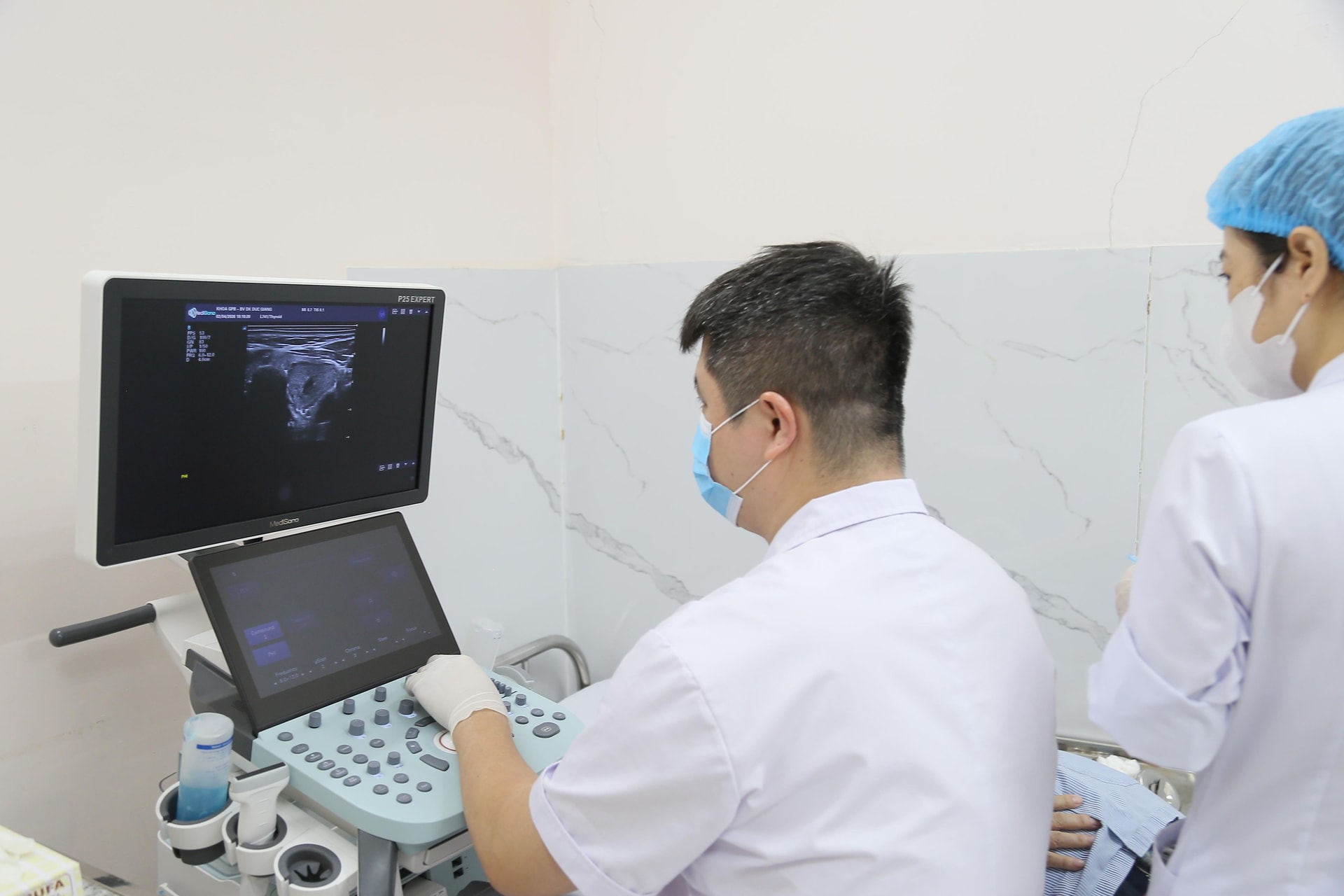 Bệnh viện đầu tiên của Y tế Hà Nội đồng thời có 4 khoa xét nghiệm đạt chuẩn quốc tế- Ảnh 2.