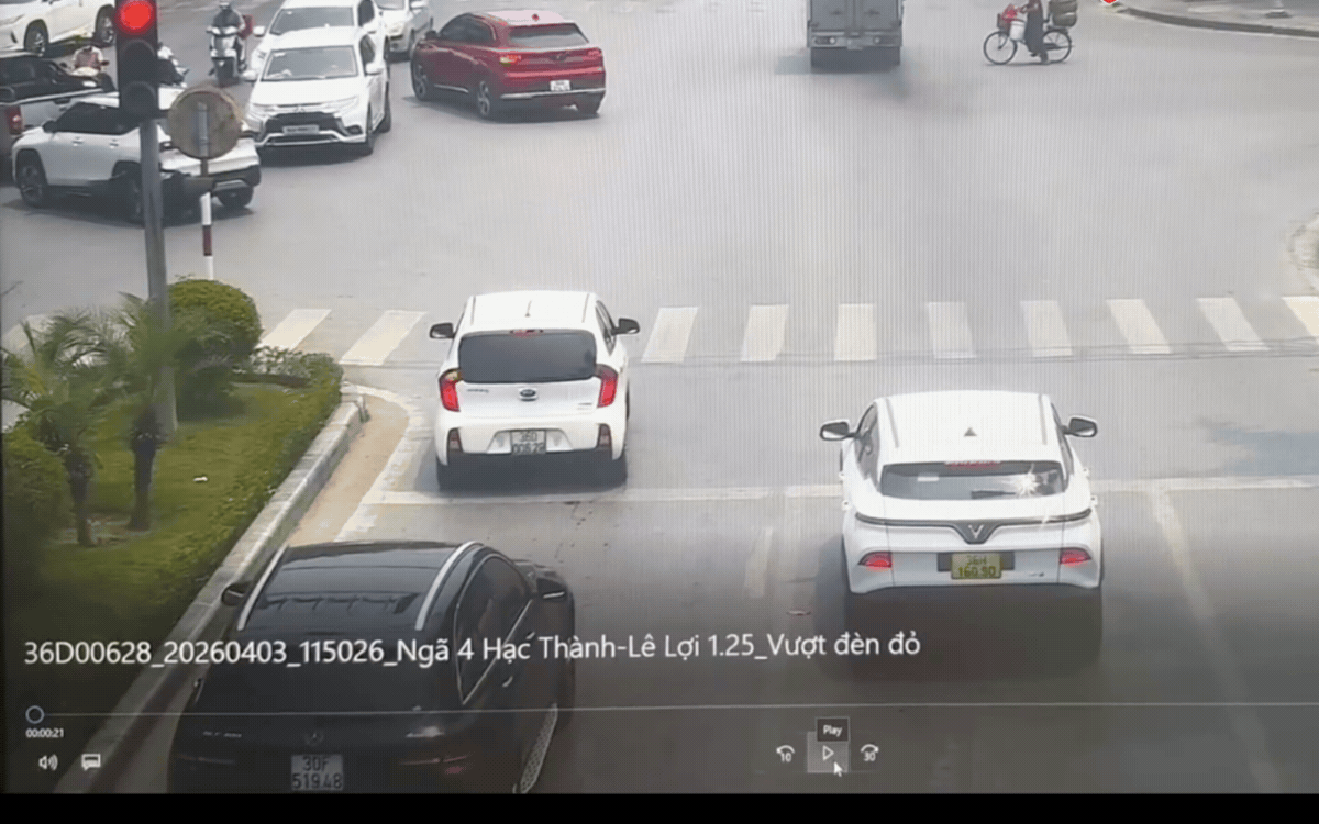 Quay đầu xe ở phần đường dành cho người đi bộ qua đường bị phạt bao nhiêu tiền?- Ảnh 2.
