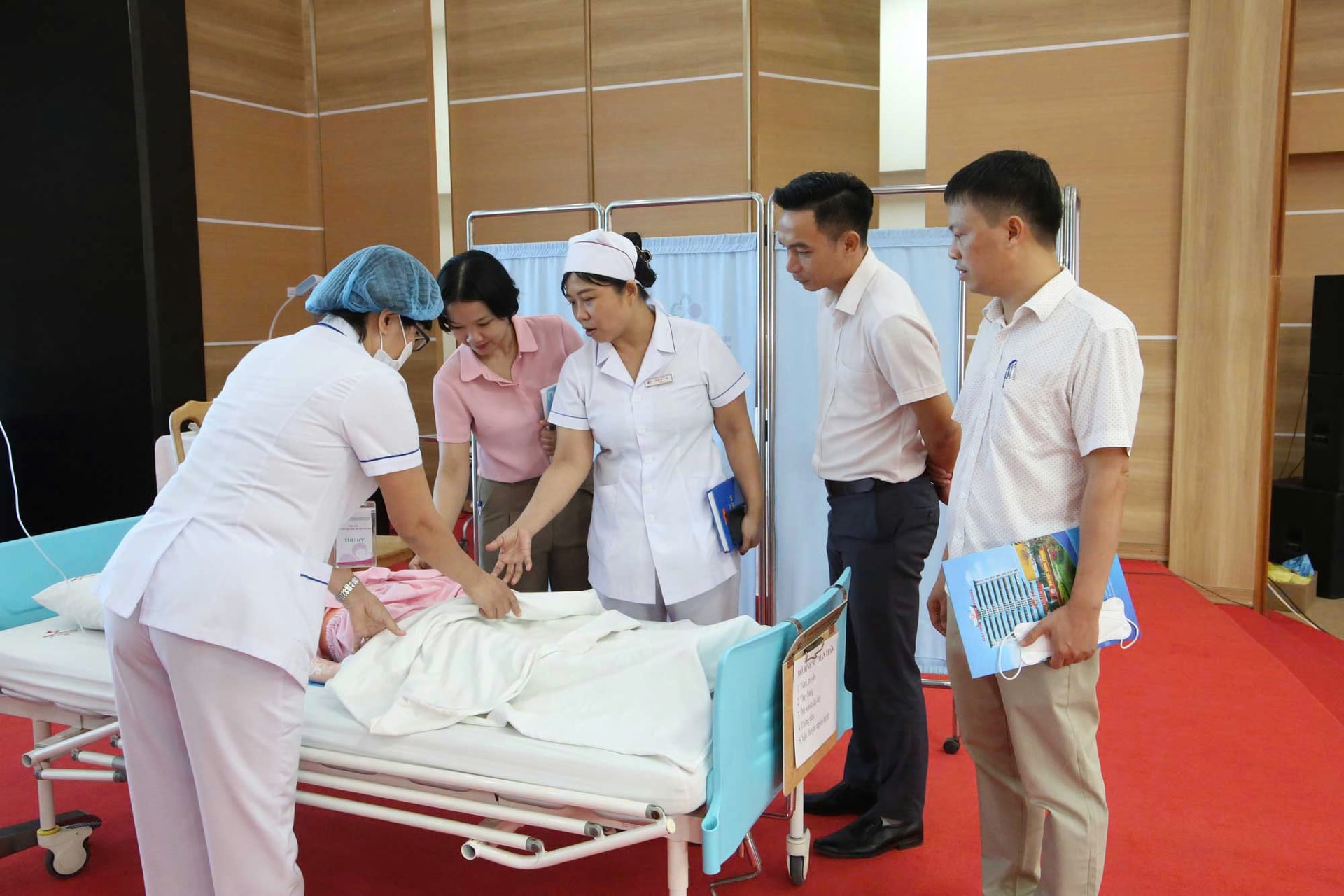 Nữ điều dưỡng Sản Nhi: 'Sau mỗi mũi tiêm, ca trực là trách nhiệm với tính mạng con người'- Ảnh 2. Nữ điều dưỡng Sản Nhi: 'Sau mỗi mũi tiêm, ca trực là trách nhiệm với tính mạng con người'- Ảnh 2.