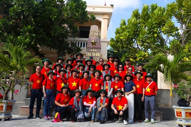 Thứ trưởng Trần Văn Thuấn: Sự cống hiến của cán bộ y tế ở Trường Sa là nguồn nội lực mạnh mẽ để phát triển hệ thống y tế biển đảo- Ảnh 10.