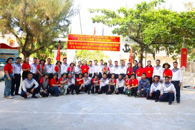 Thứ trưởng Trần Văn Thuấn: Sự cống hiến của cán bộ y tế ở Trường Sa là nguồn nội lực mạnh mẽ để phát triển hệ thống y tế biển đảo- Ảnh 13.