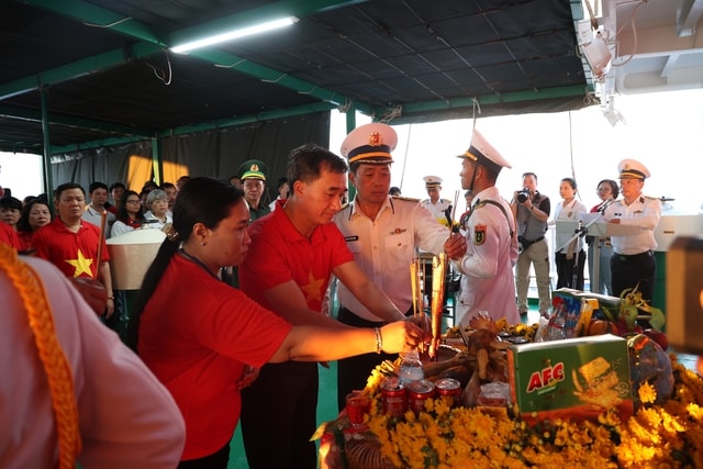 Thứ trưởng Trần Văn Thuấn: Sự cống hiến của cán bộ y tế ở Trường Sa là nguồn nội lực mạnh mẽ để phát triển hệ thống y tế biển đảo- Ảnh 2.