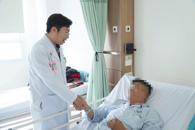 Người đàn ông bị biến dạng dương vật nghiêm trọng do tự ý bơm silicon tăng kích thước - Ảnh 1. Người đàn ông bị biến dạng dương vật nghiêm trọng do tự ý bơm silicon tăng kích thước - Ảnh 1.
