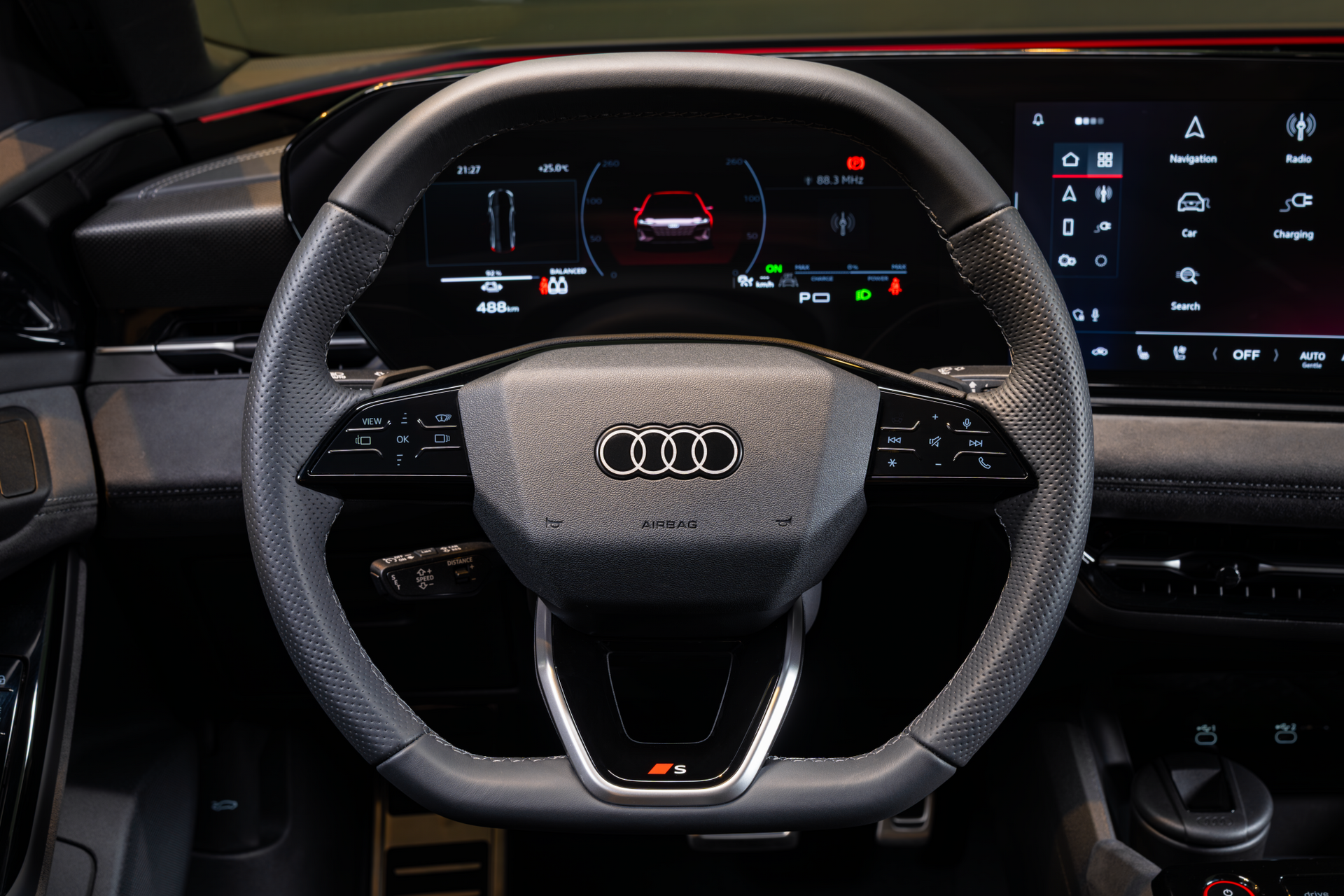 Khoang lái có nét tương đồng với Audi A6.