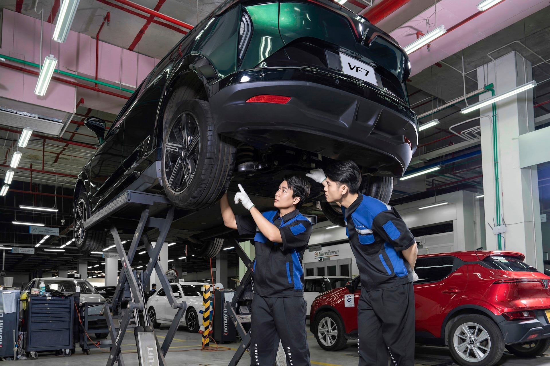 Chuyển từ xe xăng sang xe VinFast: 'Ít vào xưởng hơn, chi phí nhẹ hơn hẳn' - 1