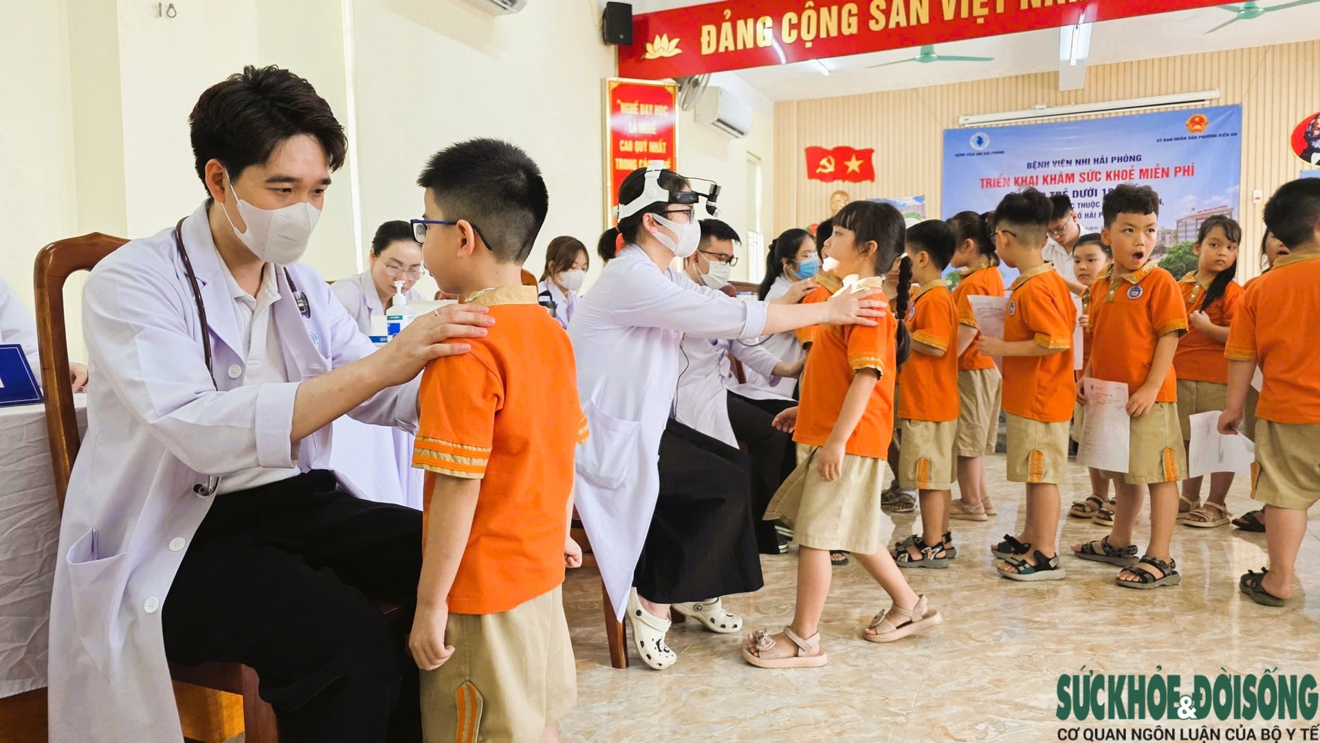 Bệnh viện Nhi Hải Phòng khám sức khỏe miễn phí cho hơn 1000 học sinh tiểu học - Ảnh 1.