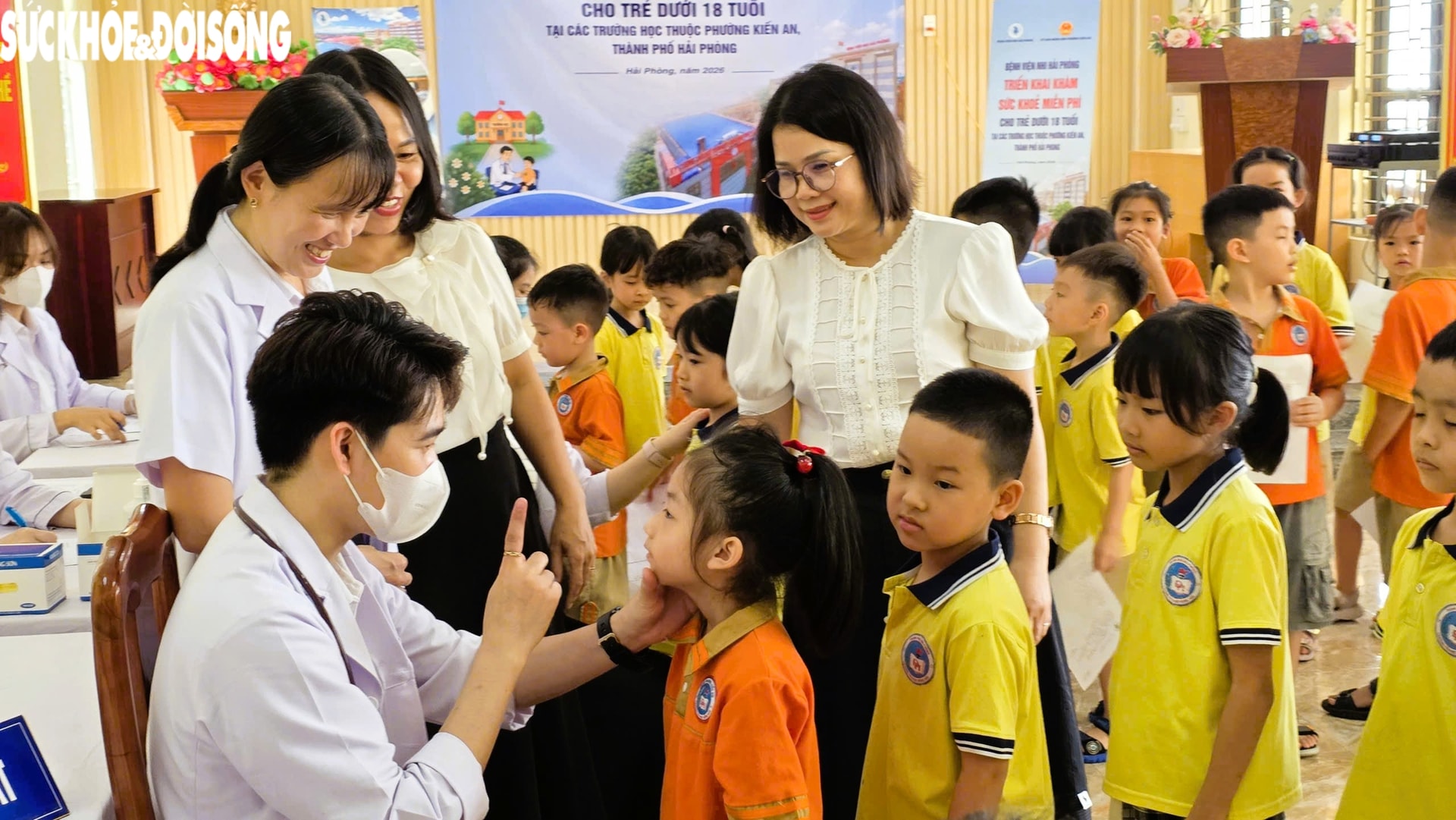 Bệnh viện Nhi Hải Phòng khám sức khỏe miễn phí cho hơn 1000 học sinh tiểu học - Ảnh 5.