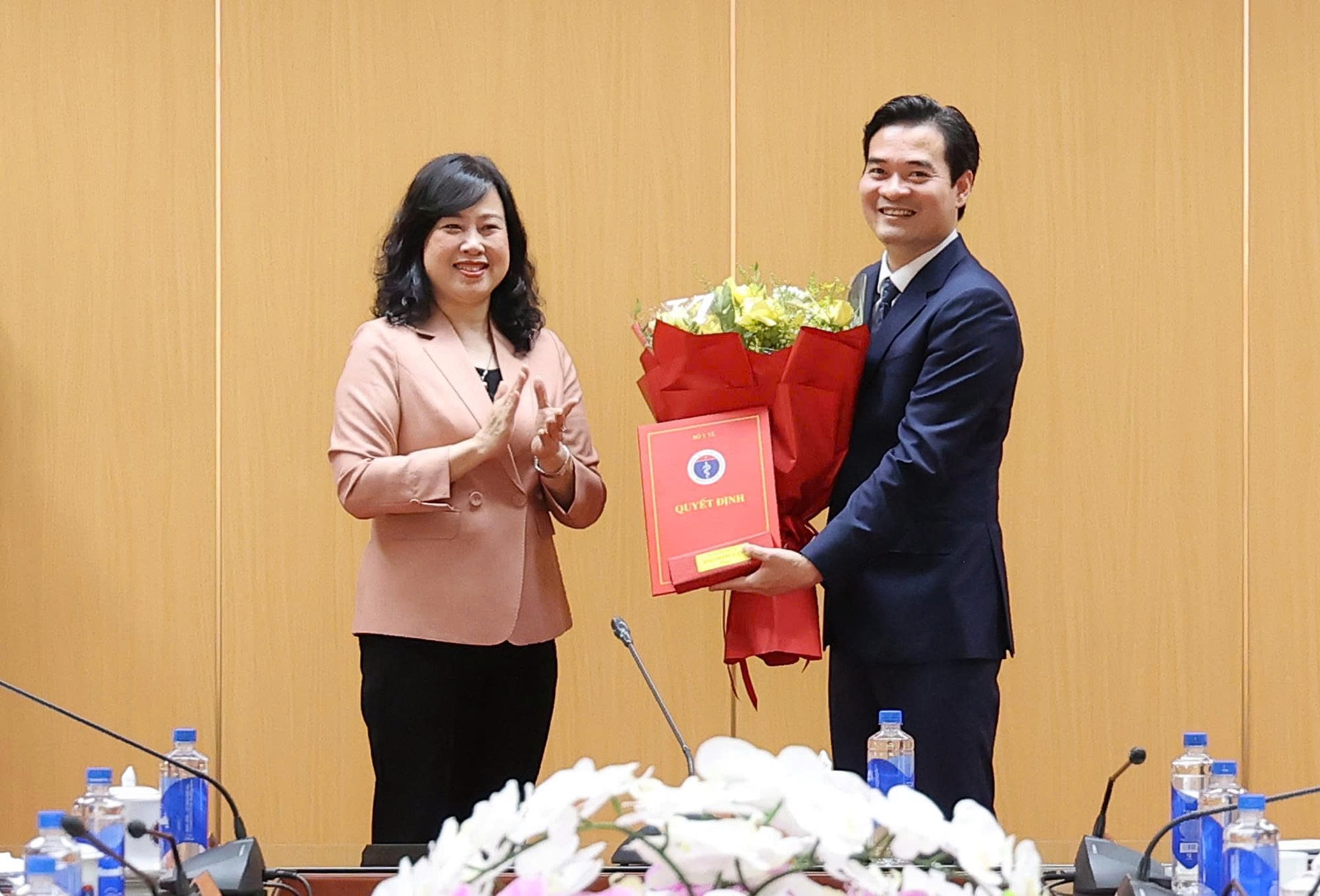 Bộ trưởng Bộ Y tế Đào Hồng Lan trao quyết định bổ nhiệm Cục trưởng Cục An toàn thực phẩm- Ảnh 1. Bộ trưởng Bộ Y tế Đào Hồng Lan trao quyết định bổ nhiệm Cục trưởng Cục An toàn thực phẩm- Ảnh 1.