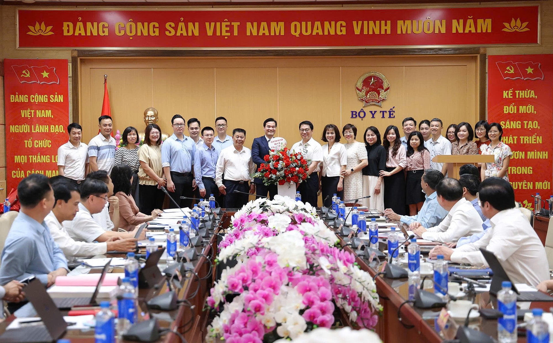 Bộ trưởng Bộ Y tế Đào Hồng Lan trao quyết định bổ nhiệm Cục trưởng Cục An toàn thực phẩm- Ảnh 6. Bộ trưởng Bộ Y tế Đào Hồng Lan trao quyết định bổ nhiệm Cục trưởng Cục An toàn thực phẩm- Ảnh 6.
