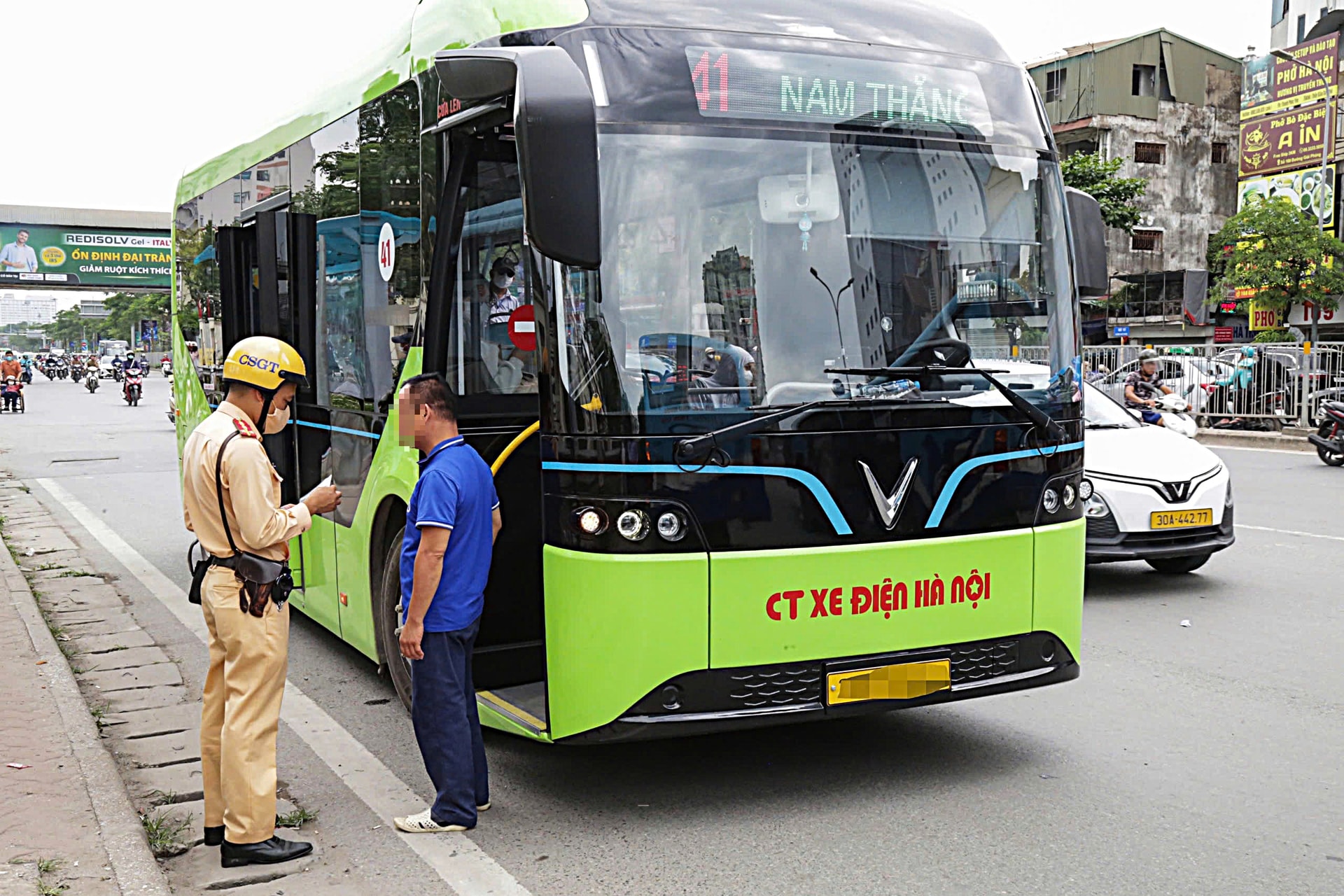 CSGT xử lý hàng loạt tài xế taxi, xe buýt vi phạm dừng đỗ khu vực Bệnh viện Bạch Mai- Ảnh 2.
