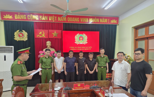 Bắt nhóm tài xế taxi dùng thiết bị 'phá sóng' qua mặt hệ thống, chiếm đoạt tiền- Ảnh 2. Bắt nhóm tài xế taxi dùng thiết bị 'phá sóng' qua mặt hệ thống, chiếm đoạt tiền- Ảnh 2.