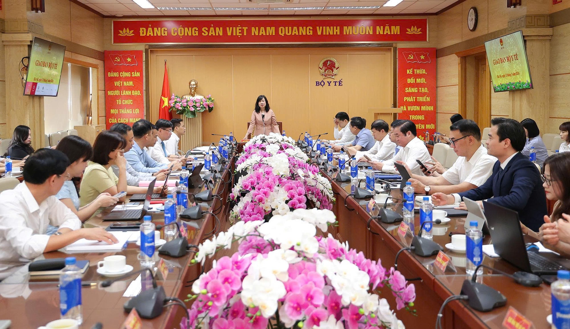 Bộ trưởng Bộ Y tế Đào Hồng Lan trao quyết định bổ nhiệm Cục trưởng Cục An toàn thực phẩm- Ảnh 3. Bộ trưởng Bộ Y tế Đào Hồng Lan trao quyết định bổ nhiệm Cục trưởng Cục An toàn thực phẩm- Ảnh 3.