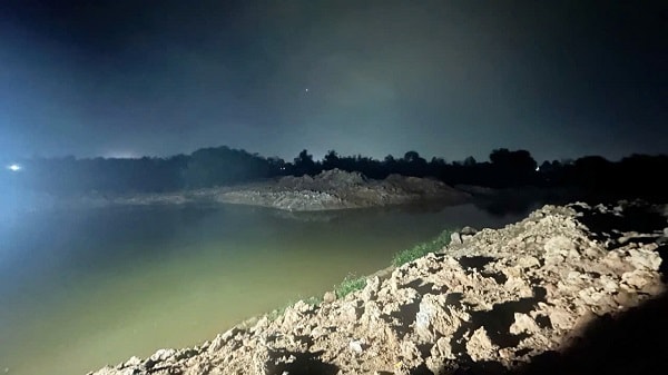 Chơi đùa bên hố nước công trường, 2 cháu nhỏ đuối nước thương tâm- Ảnh 1.