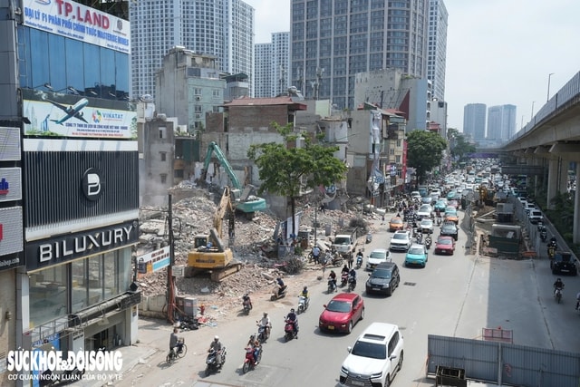 Cận cảnh loạt công trình mặt đường Nguyễn Trãi được tháo dỡ làm đường Vành đai 2,5- Ảnh 4. Cận cảnh loạt công trình mặt đường Nguyễn Trãi được tháo dỡ làm đường Vành đai 2,5- Ảnh 4.
