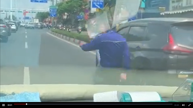 CSGT xác minh clip 2 người đàn ông rượt đuổi, đánh nhau trên đường ở TPHCM- Ảnh 1. CSGT xác minh clip 2 người đàn ông rượt đuổi, đánh nhau trên đường ở TPHCM- Ảnh 1.