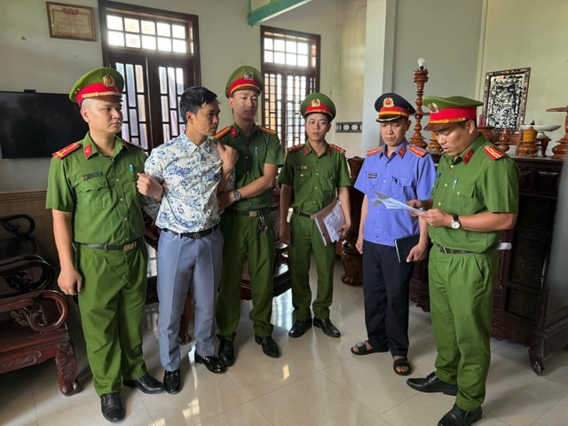 Bắt đối tượng cản trở người thi hành công vụ, đăng tải nội dung xuyên tạc ở Huế- Ảnh 1. Bắt đối tượng cản trở người thi hành công vụ, đăng tải nội dung xuyên tạc ở Huế- Ảnh 1.