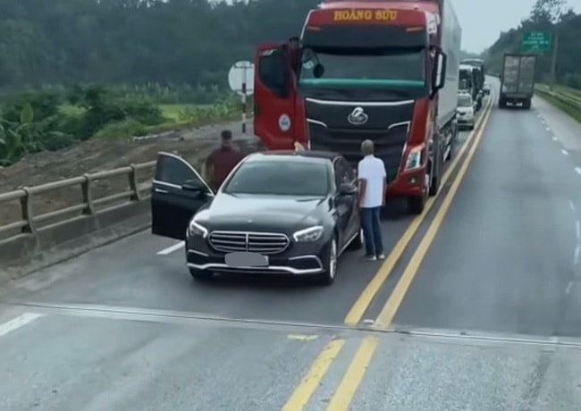 Xác minh vụ ô tô Mercedes dừng giữa cao tốc, chặn xe đầu kéo để 'lời qua tiếng lại'- Ảnh 1. Xác minh vụ ô tô Mercedes dừng giữa cao tốc, chặn xe đầu kéo để 'lời qua tiếng lại'- Ảnh 1.