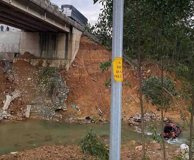 Khởi tố tài xế xe tải vụ tai nạn trên cao tốc khiến 3 người bị thương tại Huế- Ảnh 2. Khởi tố tài xế xe tải vụ tai nạn trên cao tốc khiến 3 người bị thương tại Huế- Ảnh 2.