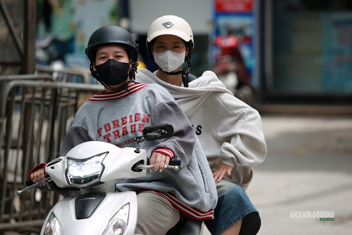 Hà Nội 'hầm hập' nắng nóng đầu mùa, người dân kín mít áo chống nắng ra đường- Ảnh 1.