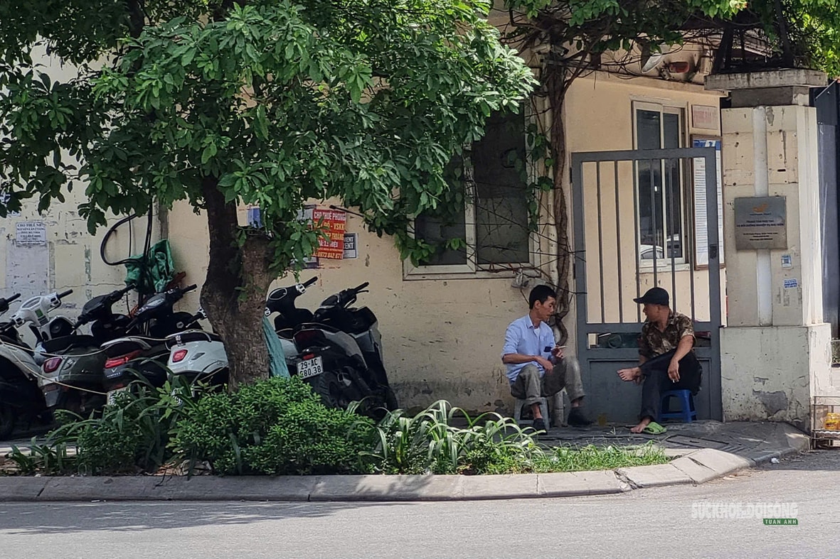 Hà Nội 'hầm hập' nắng nóng đầu mùa, người dân kín mít áo chống nắng ra đường- Ảnh 9.