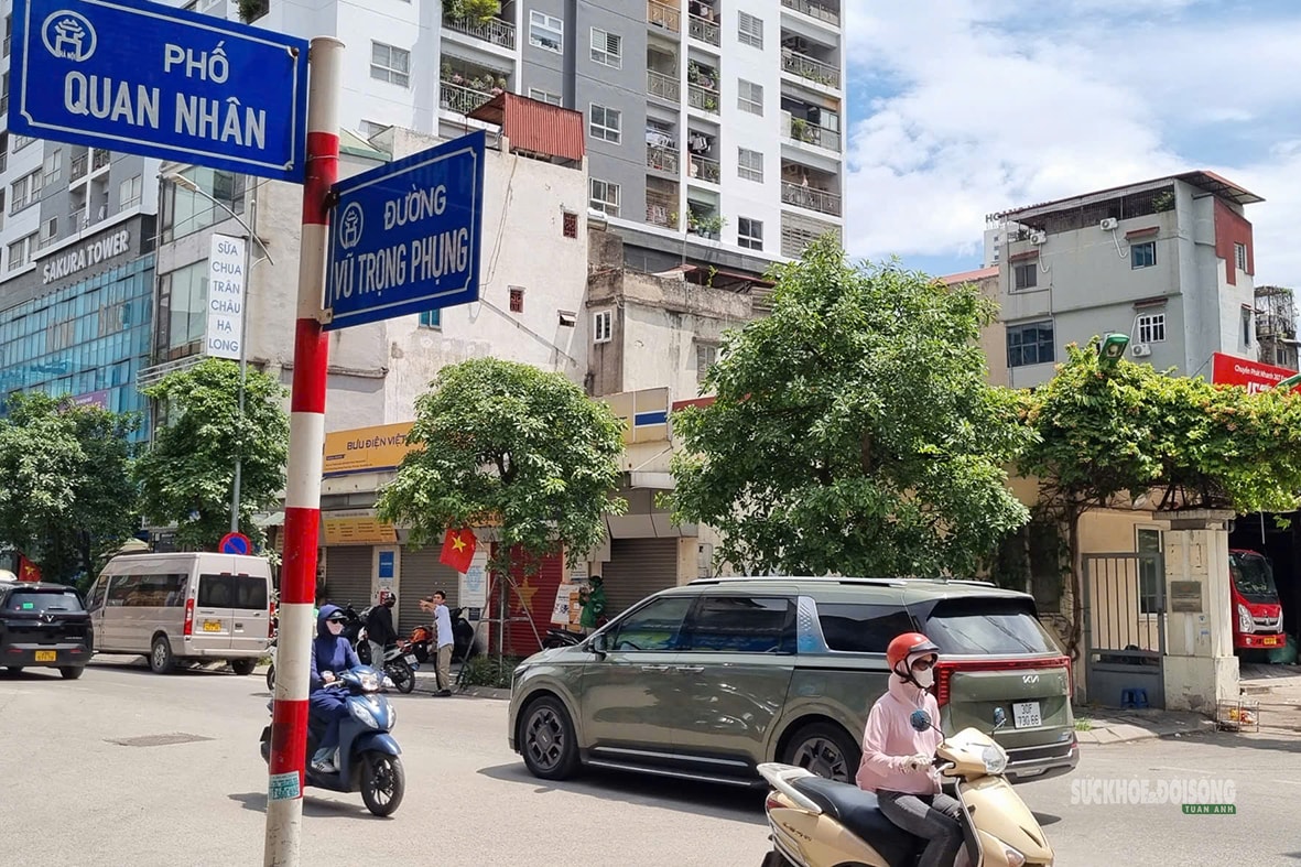 Hà Nội 'hầm hập' nắng nóng đầu mùa, người dân kín mít áo chống nắng ra đường- Ảnh 10.