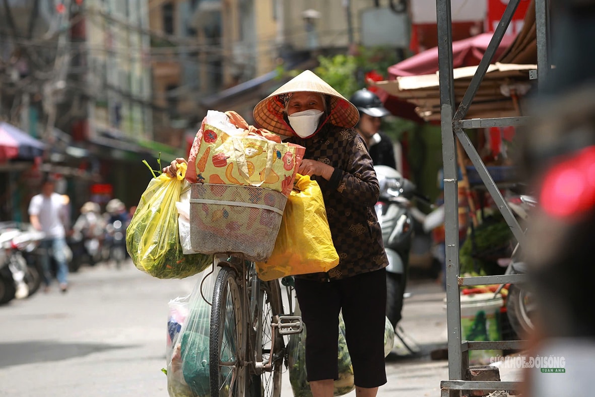 Hà Nội 'hầm hập' nắng nóng đầu mùa, người dân kín mít áo chống nắng ra đường- Ảnh 6.