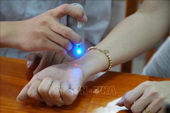Nhóm học sinh Đồng Nai thiết kế thiết bị giúp xác định chính xác huyệt đạo- Ảnh 1. Nhóm học sinh Đồng Nai thiết kế thiết bị giúp xác định chính xác huyệt đạo- Ảnh 1.