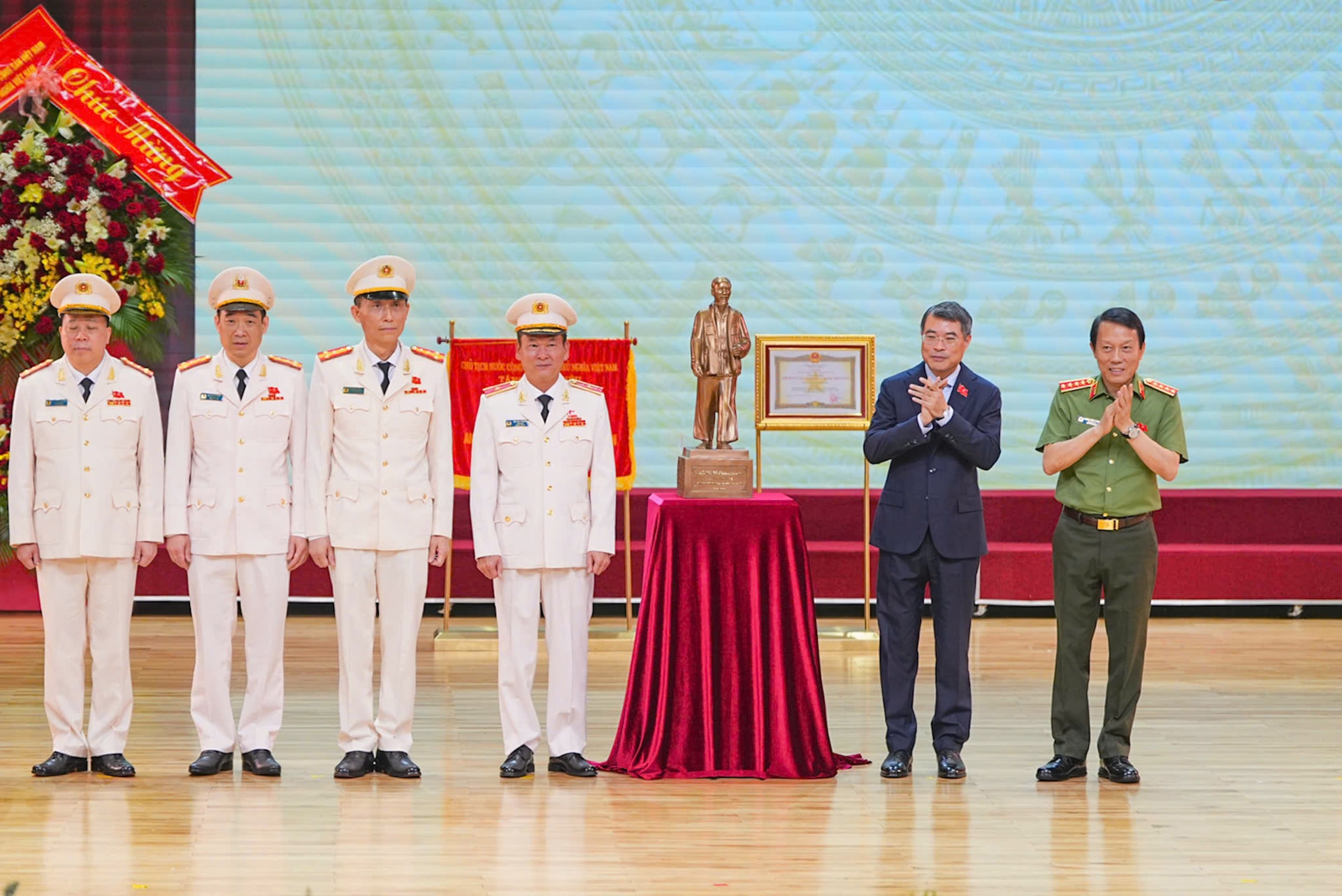 Niềm vui lớn của lực lượng Công an Hải Phòng- Ảnh 5. Niềm vui lớn của lực lượng Công an Hải Phòng- Ảnh 5.