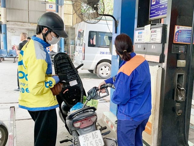 Giá xăng dầu đồng loạt giảm, RON95 còn 24.078 đồng/lít- Ảnh 1.