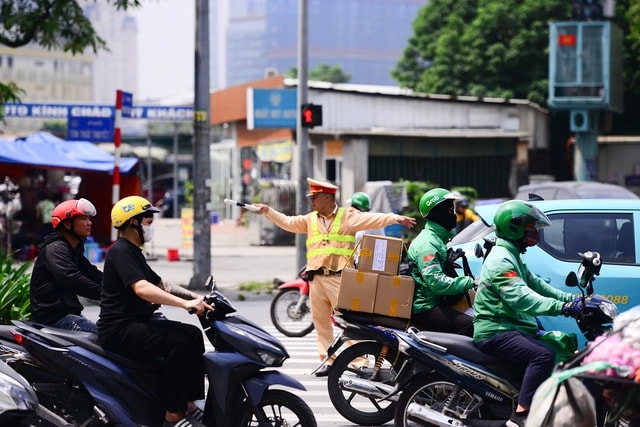 Miền Bắc bước vào ngày cao điểm nắng nóng gay gắt- Ảnh 1. Miền Bắc bước vào ngày cao điểm nắng nóng gay gắt- Ảnh 1.