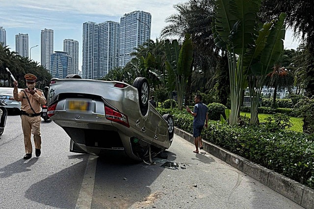 Một vụ ô tô ngửa bụng vừa xảy ra tại Hà Nội sau sự cố nổ lốp, lực lượng chức năng nhanh chóng có mặt phân luồng giao thông. Một vụ ô tô ngửa bụng vừa xảy ra tại Hà Nội sau sự cố nổ lốp, lực lượng chức năng nhanh chóng có mặt phân luồng giao thông.