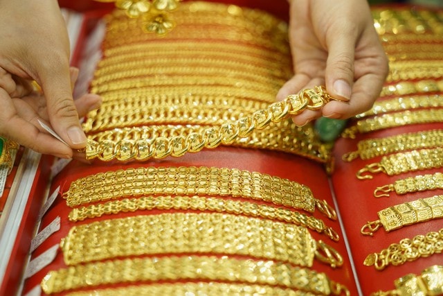 Chốt giá vàng hôm nay ngày 14/5 nằm yên nghe ngóng- Ảnh 1.