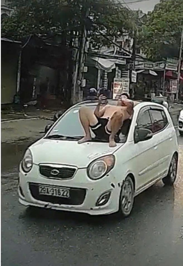 Bố vợ đòi lại xe ô tô, con rể nằm 'ăn vạ' trên nắp capo, hai bố con bị khởi tố- Ảnh 1.